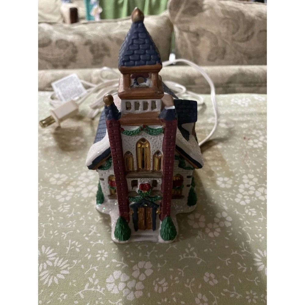 VINTAGE 2000 TRIM A HOME BAYBERRY VILLAGE Lighted Porcelain Church Light‎ Up